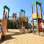 Zecamping 4 Familial Piscine Couverte Restaurant Et Aire De Jeux 4*