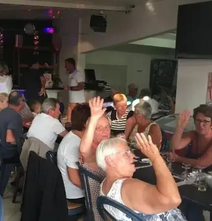 ZEcamping 4 étoiles familial piscine couverte restaurant et aire de jeux