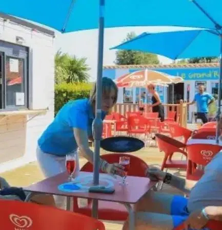 ZEcamping 4 étoiles familial piscine couverte restaurant et aire de jeux 4*