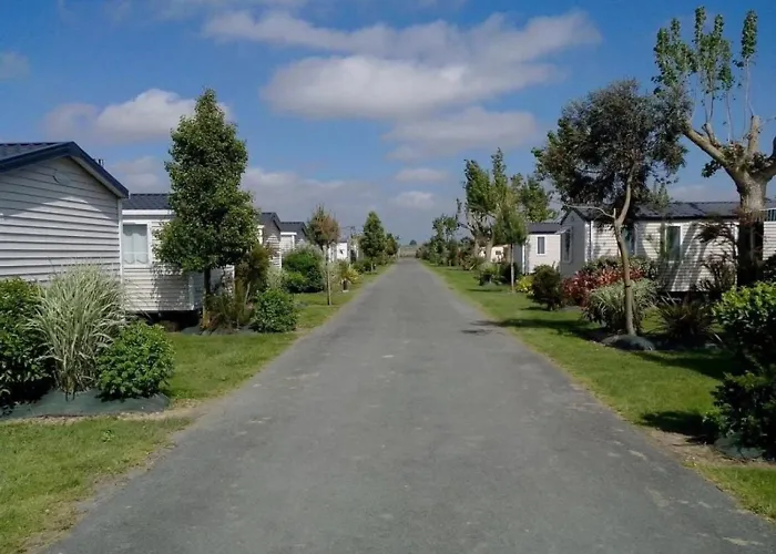 Zecamping 4 Familial Piscine Couverte Restaurant Et Aire De Jeux Luxe tent