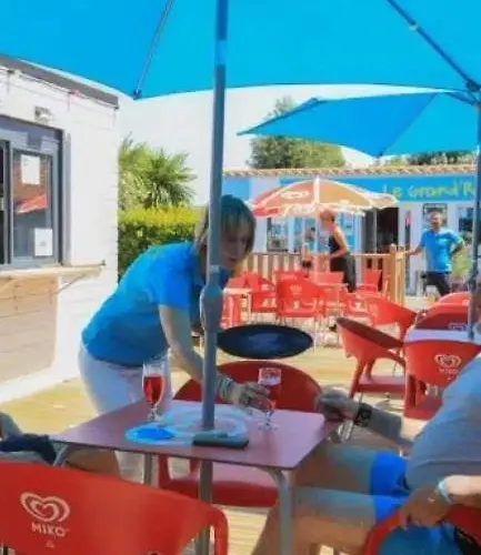 Zecamping 4 Familial Piscine Couverte Restaurant Et Aire De Jeux 4*