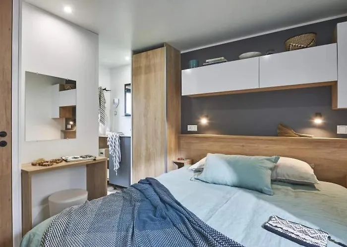 Zecamping 4 Familial Piscine Couverte Restaurant Et Aire De Jeux 4*